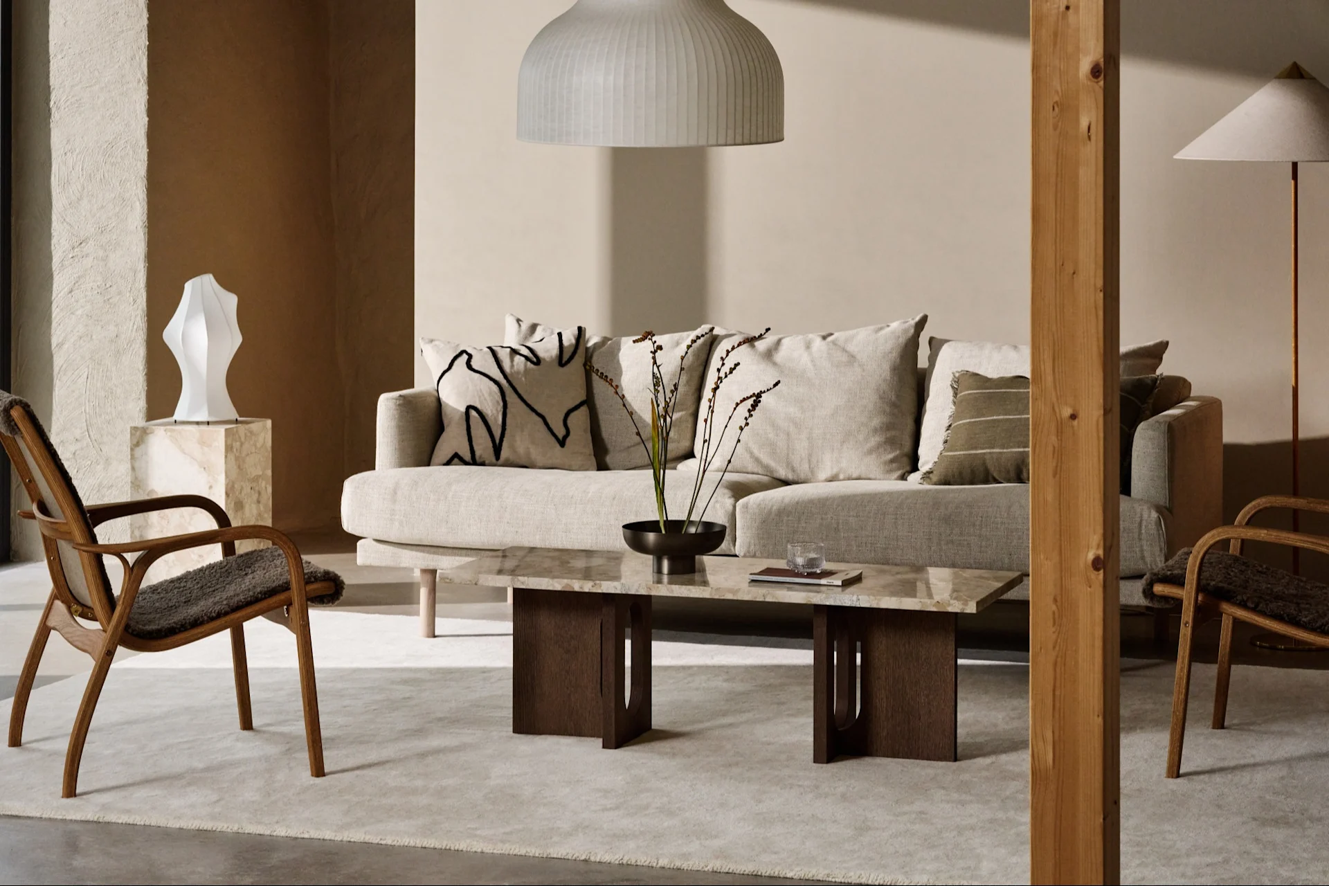 Moderne stue med lys sofa, marmorbord, tre lenestoler og nøytral innredning.