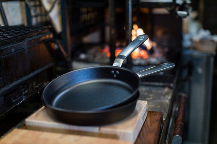 Kockums stekepanne i karbonstål med ergonomisk håndtak, ø24 cm Kockums Jernverk