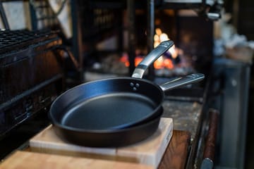 Kockums stekepanne i karbonstål med ergonomisk håndtak - Ø30 cm - Kockums Jernverk