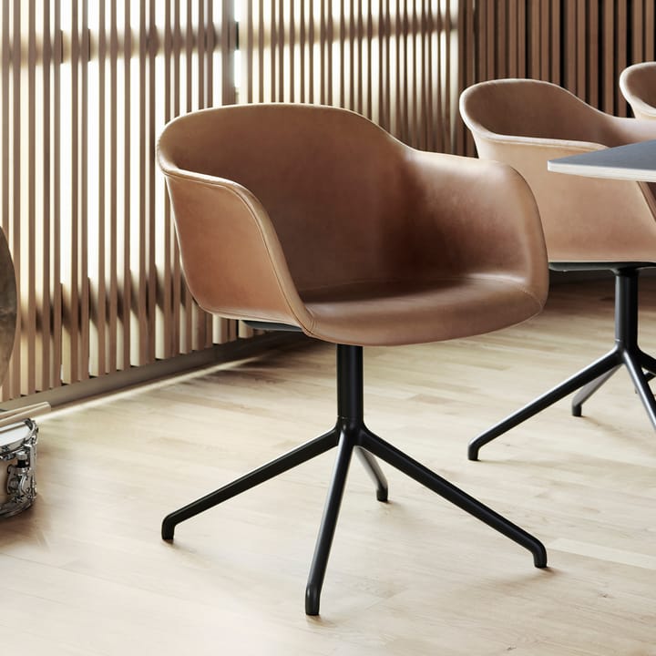 Fiber armchair med dreibar kontorfot som kan svinges, Cognac leather-anthracite black Muuto