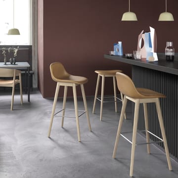 Fiber bar stool 75 cm - dusty green, mørkebrunbeisede ben - Muuto