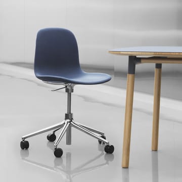 Form chair, dreibar stol, 5W kontorstol - blå, aluminium, hjul - Normann Copenhagen