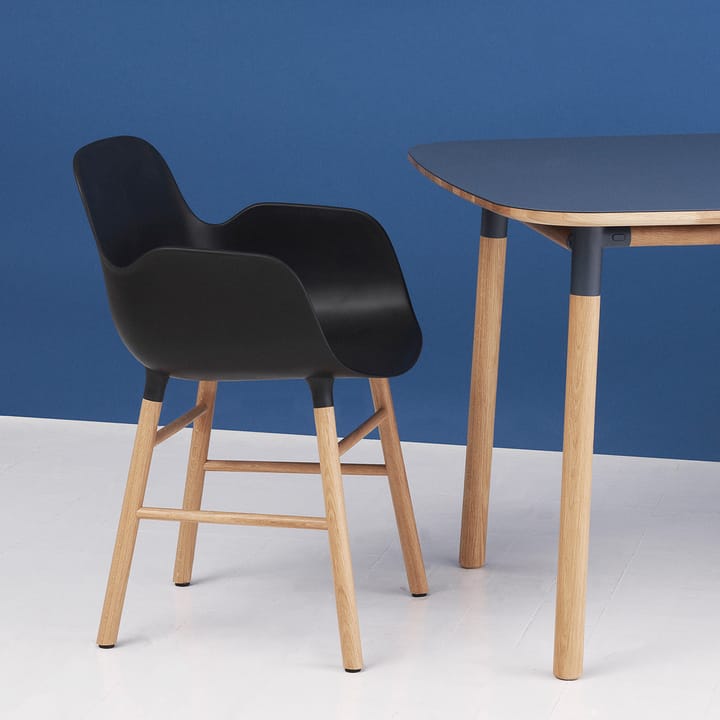 Form karmstol - black, eikeben - Normann Copenhagen