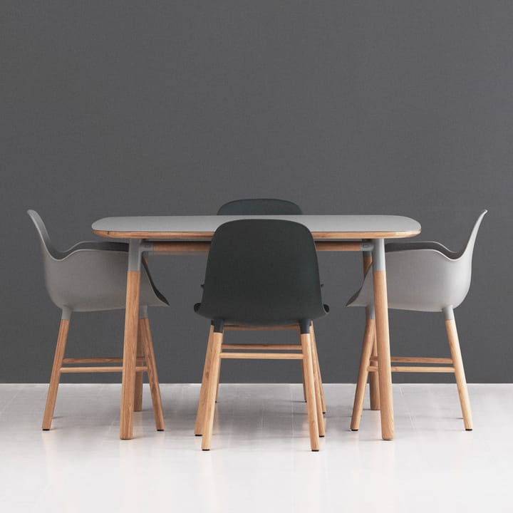 Form karmstol - black, eikeben - Normann Copenhagen