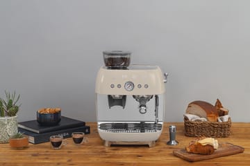 Smeg 50's Style espressomaskin med kaffekvern - Créme hvit - Smeg