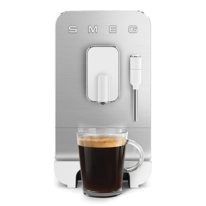 Smeg helautomatisk kaffemaskin med melkeskummer, Hvit Smeg