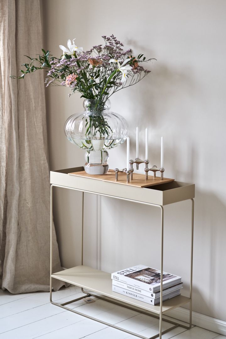 Her ser du en rekke danske designklassikere; Balloon vase fra Louise Roe Copenhagen, Plant Box fra ferm LIVING og STOFF Nagel lysestake. Foto: @blombruket