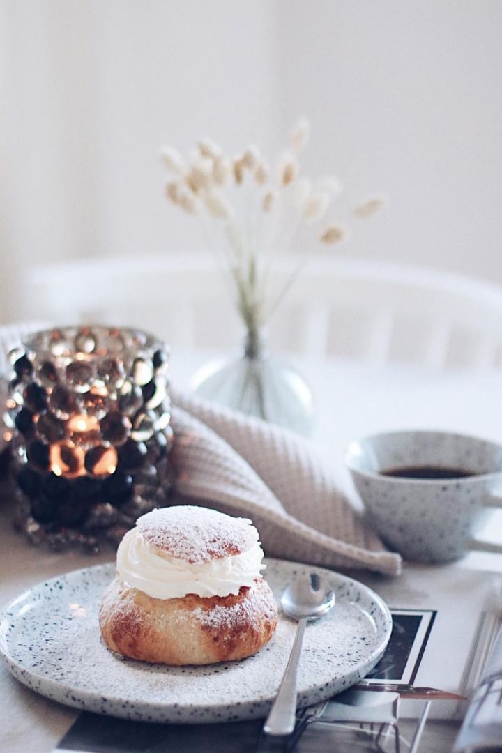 Semlor er en av svenskenes favorittbakverk. Her ser du en på en Poppi-tallerken fra Olsson & Jensen foran en Poppi-kopp hjemme hos den svenske influenceren @picsbyellen.