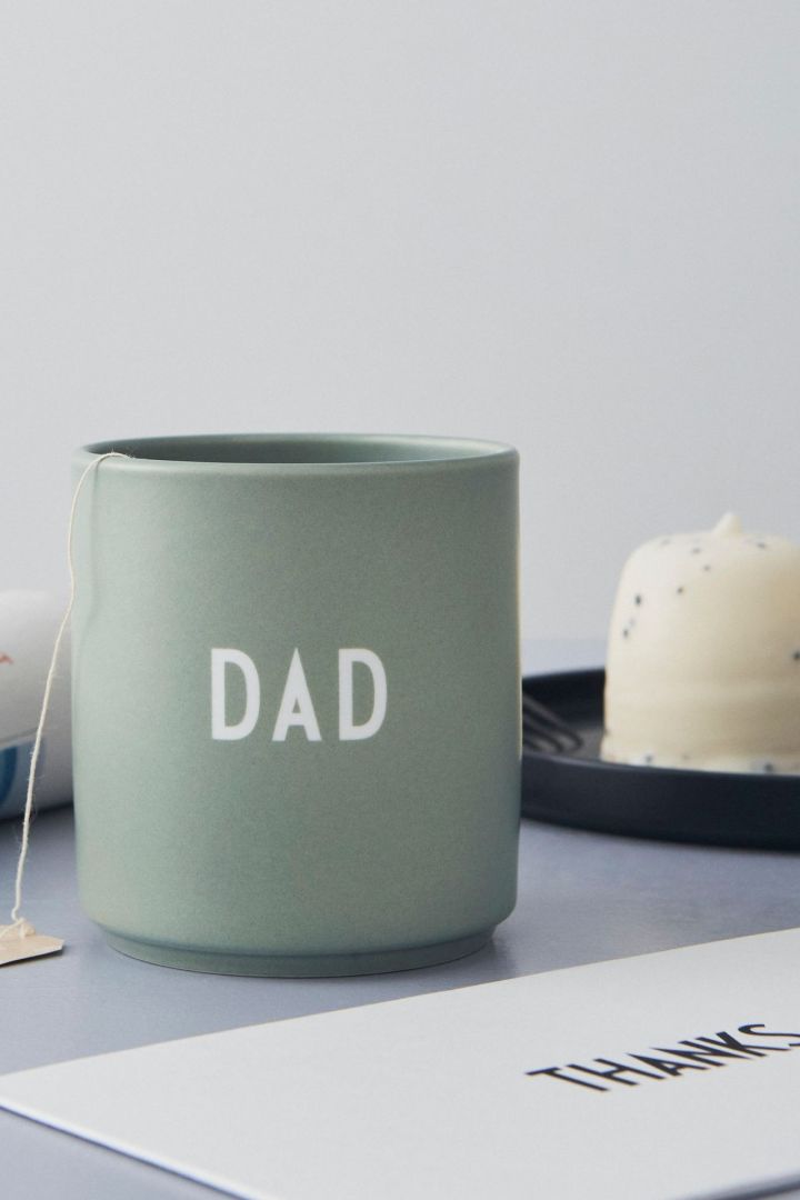 Farsdagsgave tips - Den perfekte koppen til farsdag er den grønne koppen med "Dad"-trykk fra Design Letters.