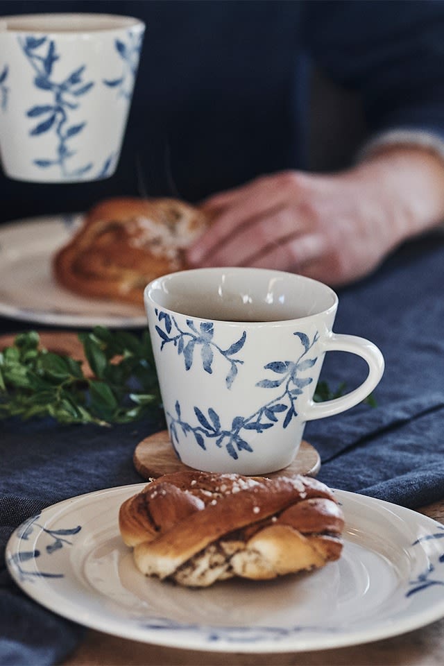 Typisk svensk fika med kaffe og kanelboller, servert på blått og hvitt porselen fra Scandi Living. 