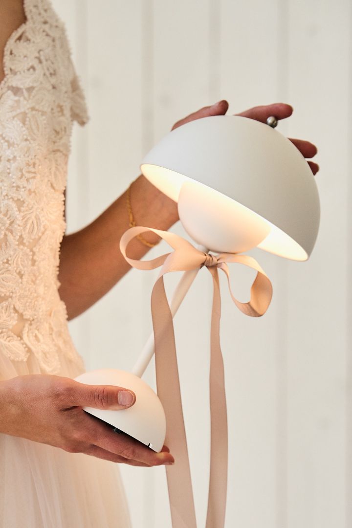 Den bærbare lampen Flowerpot VP9 i hvitt er en flott bryllupsgaveidé og en fin bryllupsgave som kan symbolisere en lys fremtid.