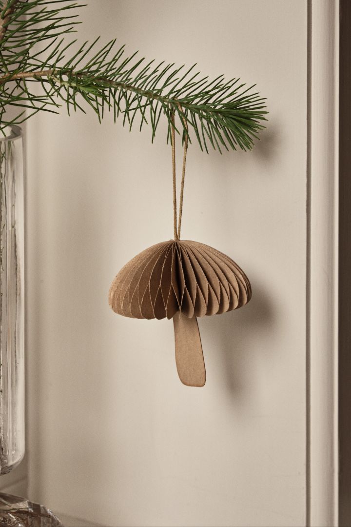 Naturinspirerte ideer til juletrepynt inkluderer Fungi-soppdekorasjonen fra Broste Copenhagen, som her henger på en gren.