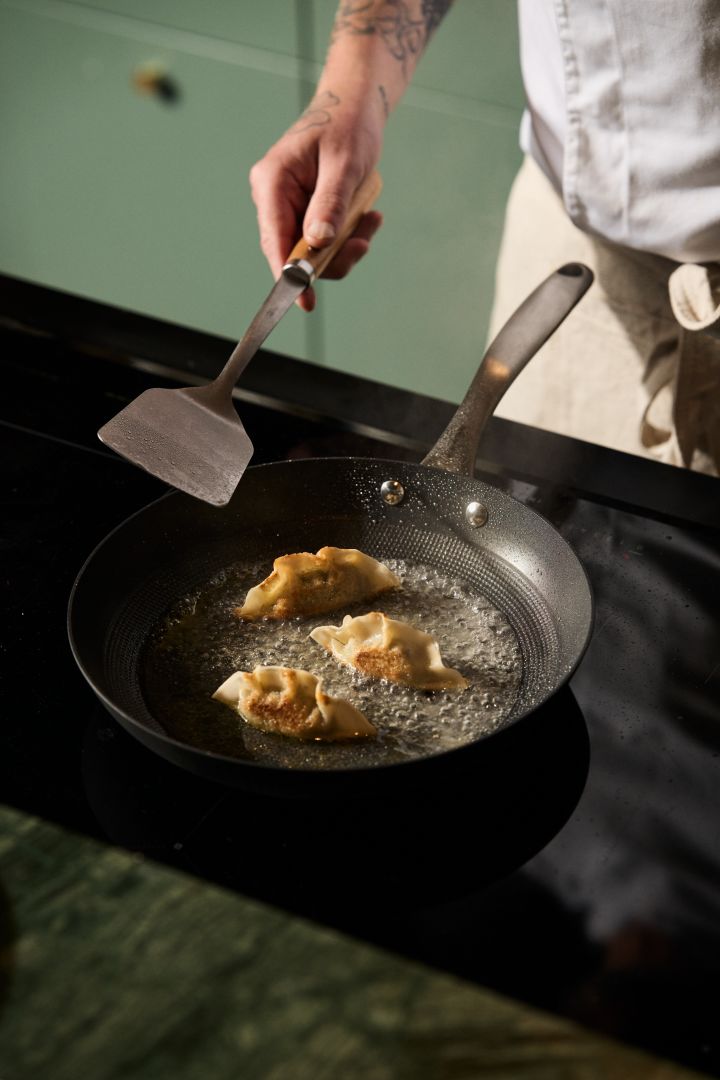 Satake lettvekts stekepanne i støpejern er enkel å håndtere og perfekt for deg som liker å lage mat, og er en bryllupsgave som alltid blir satt pris på.