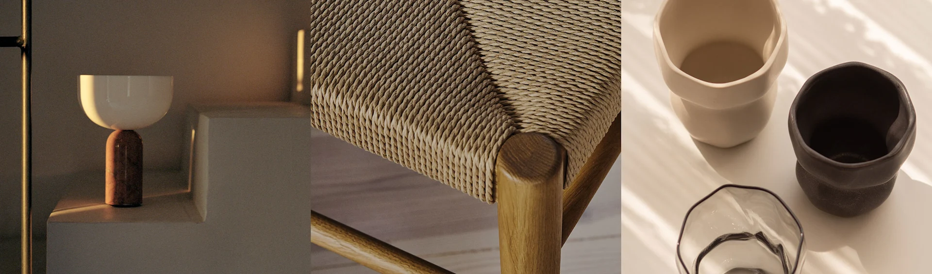 En moderne lampe, et flettet stolsete og to keramiske krus med en glassbolle, alt i varme toner.