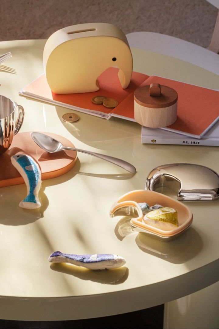 Penger er også ofte en populær gave til en babyshower. Pakk dem inn på en søt måte i den gule Miniphant-sparebøssen fra Georg Jensen, som både er praktisk og dekorativ.