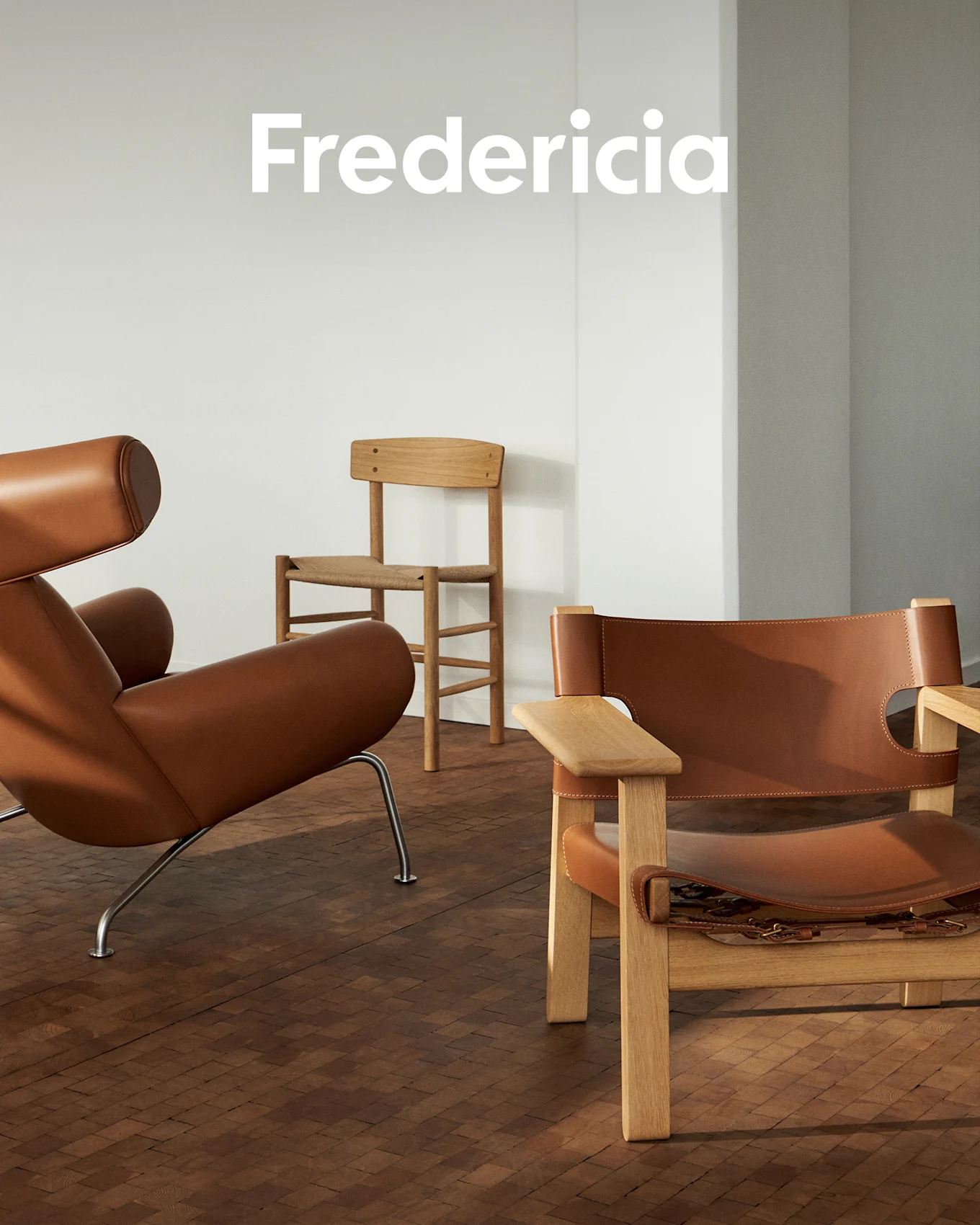 Fredericia-logo. Tre designerstoler: brun skinn-loungestol, flettet trestol og lys tre-lenestol med skinn.