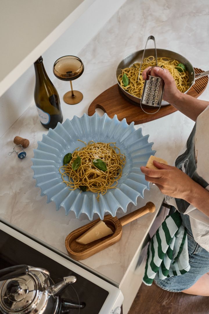 Lori-skålen i lyseblått, plissert glass fra Byon kan brukes både som dekorasjon, men er også fin til å servere pasta i.