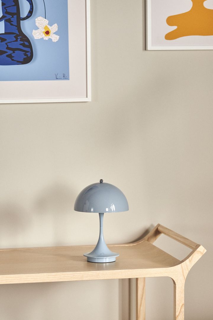 Den bærbare lampen Panthella i lyseblått fra Louis Poulsen er en ekte klassiker og en utmerket bryllupsgaveidé til den designinteresserte.