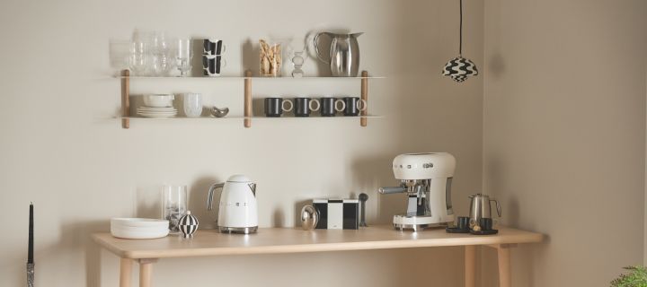 Her kan du se en velorganisert kaffebar med kaffemaskin og vannkoker fra Smeg, kaffekopper og -kanner, samt en Flowerpot pendellampe fra &tradition.