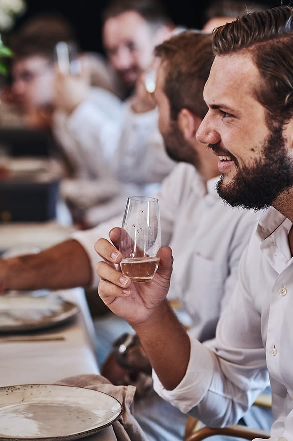 En aperitiff nytes fra lave champagneglass fra Riedel. 