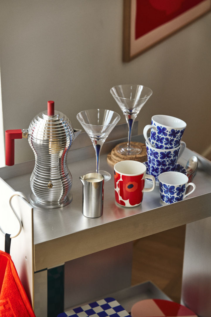 Her kan du se en kaffetralle med espressomaskinen fra Alessi, Mon Ami-krus fra Rörstrand og et Unikko-krus fra Marimekko.