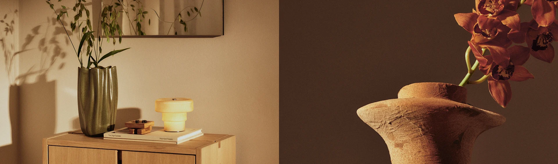 To vaser viser planter, en grønn vase med løv på et skap ved siden av en gul lampe, og en terrakottavase med oransje orkideer.