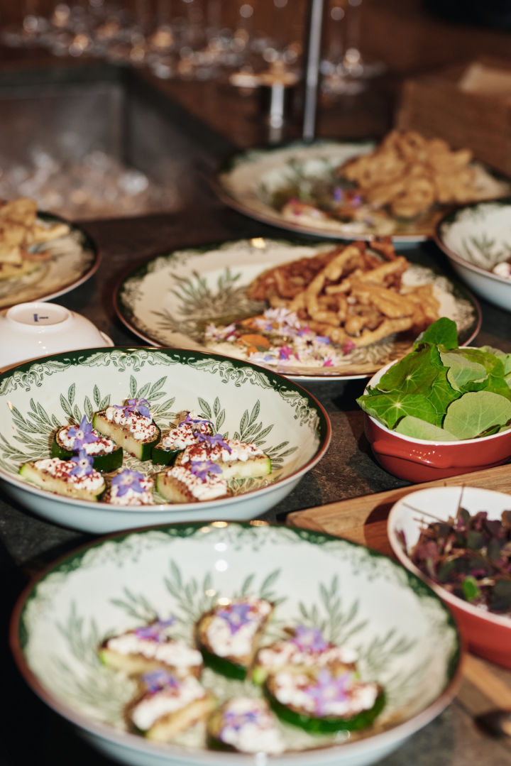 Her ser du Ostindia Floris dype tallerken med en profesjonell anretning av mat. Dette er en del av en grønn borddekkingsidé for å skape restaurantfølelse hjemme.