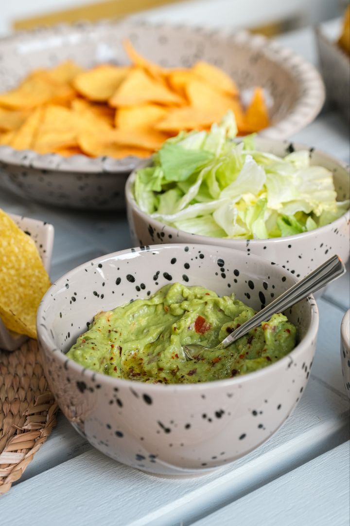 Bilde som viser Ditte skål fra Sagaform, fylt med hjemmelaget guacamole til fredagens tacos. I bakgrunnen skimtes flere Ditte-skåler i andre størrelser.