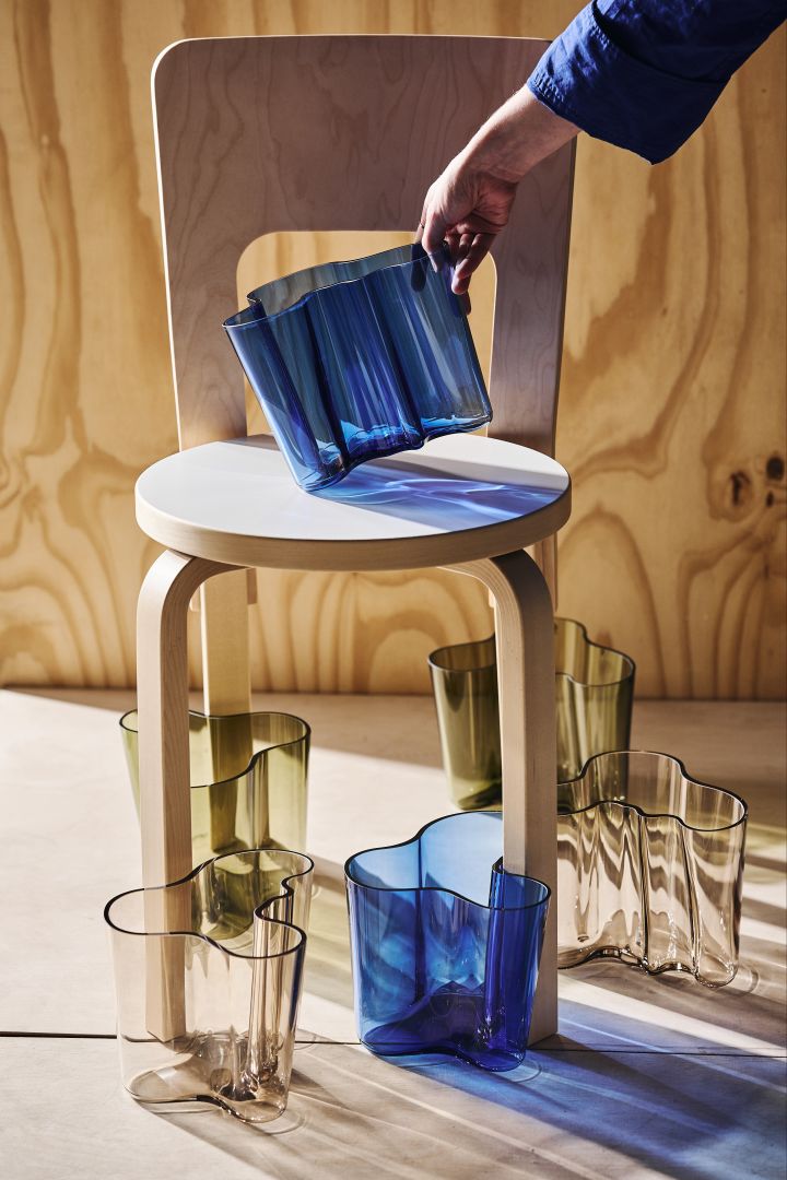 Finsk design - her ser du Alvar Aalto-vaser i ulike farger.
