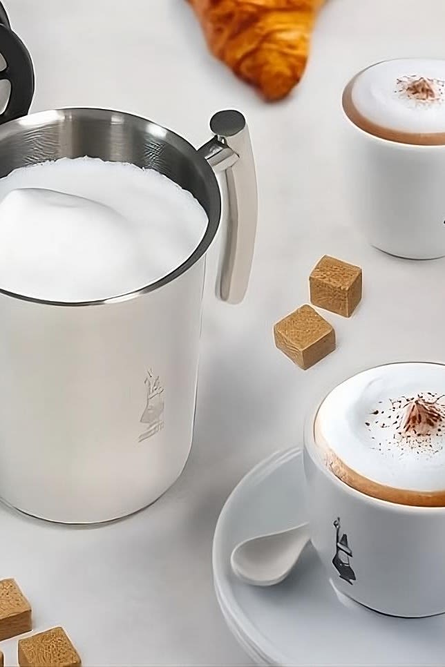 Farsdagsgave tips - En elektrisk melkeskummer er den perfekte gaven til pappaer som setter pris på en god cappuccino, da den gjør jobben så mye enklere. Her ser du Bialettis melkeskummer ved siden av en kopp cappuccino.