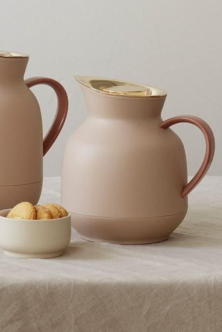 En flott gave til en babyshower kan også være en gave til mammaen. Nye mødre bør drikke mye, så hvorfor ikke gi dem Amphora termoskanne i myk fersken fra Stelton, for eksempel?