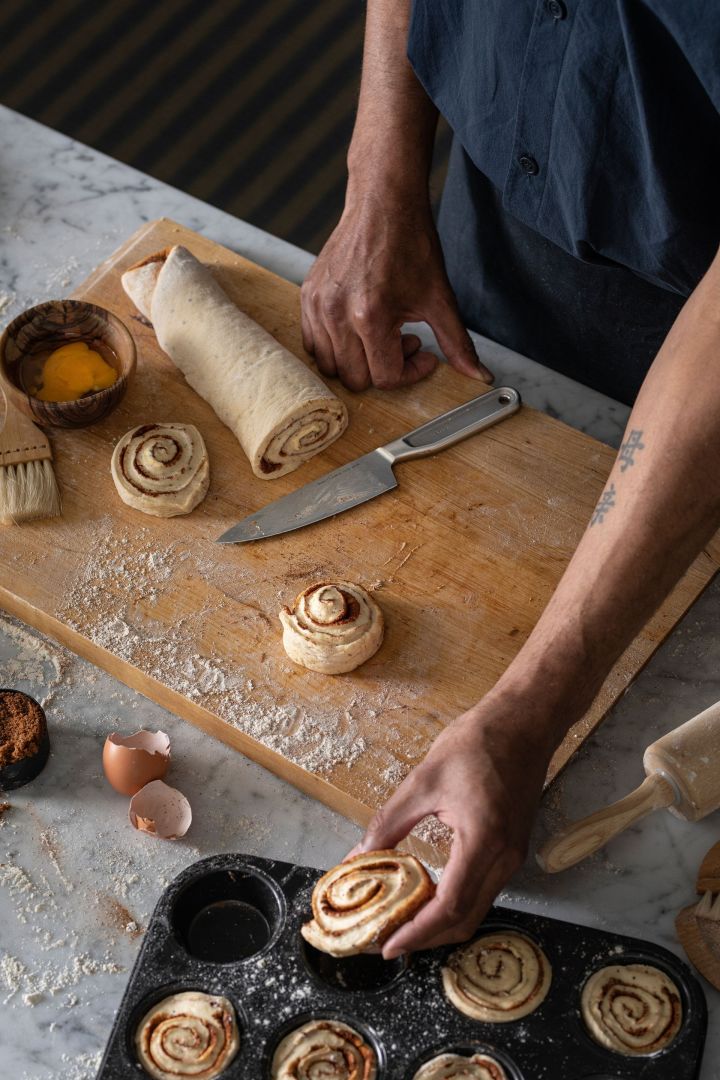 Farsdagsgave tips - Kjøkkenkniven All Steel fra Fiskars kan brukes på mange ulike måter, som her til å tilberede kanelboller, noe som gjør den til en flott farsdagsgave.