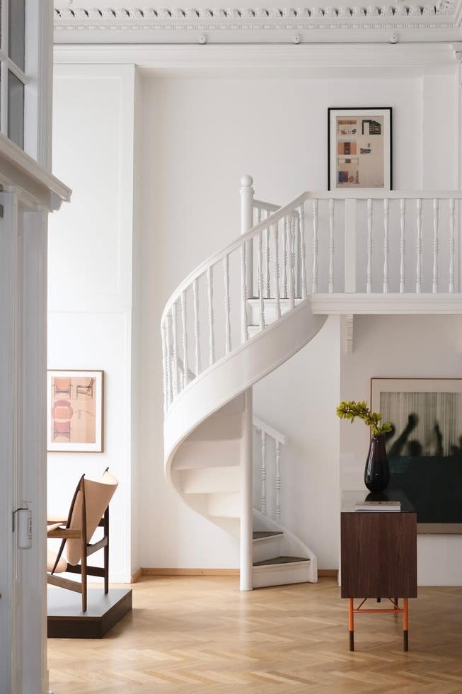 Her ser du det knallhvite, elegante utstillingsrommet på House of Finn Juhl med sin spiraltrapp. House of Finn Juhl er et must å besøke for enhver designelsker på en omvisning i København.