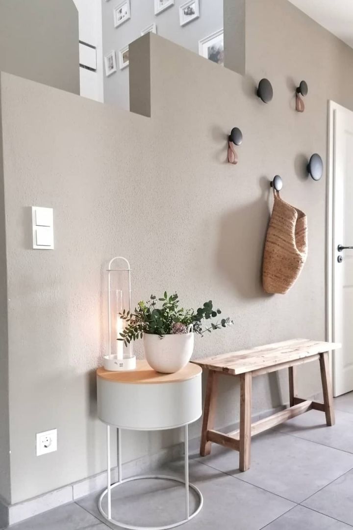 Her kan du se @dani_liveandloves nydelig innredede lille gang med en benk, knaggene Dots fra Muuto og lykten Lotus fra Design House Stockholm.