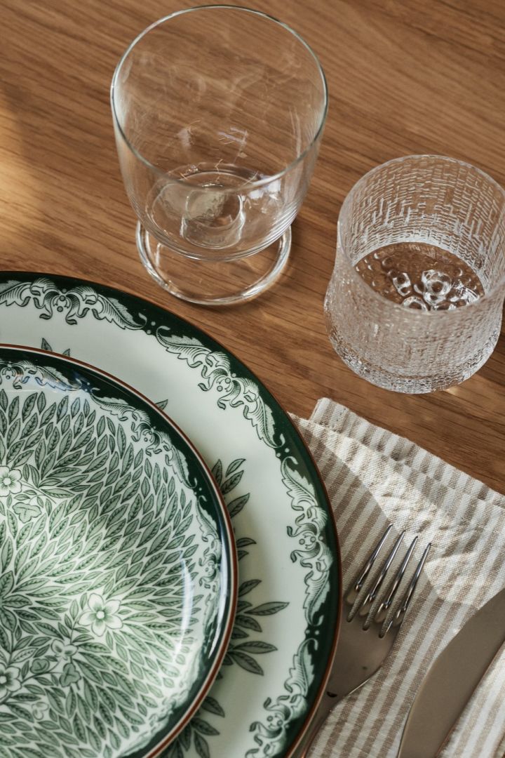 Essence vinglassene fra Iittala er den perfekte julegaven, her ser du det innpakket i grønt bånd.