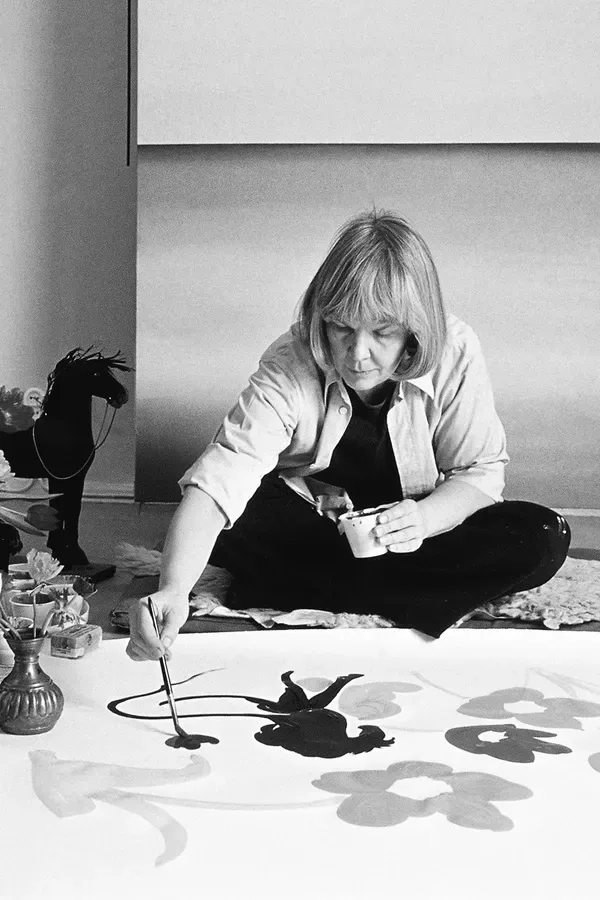 Finsk design - her ser du Maija Isola, kvinnen bak det ikoniske Unikko-mønsteret fra Marimekko.