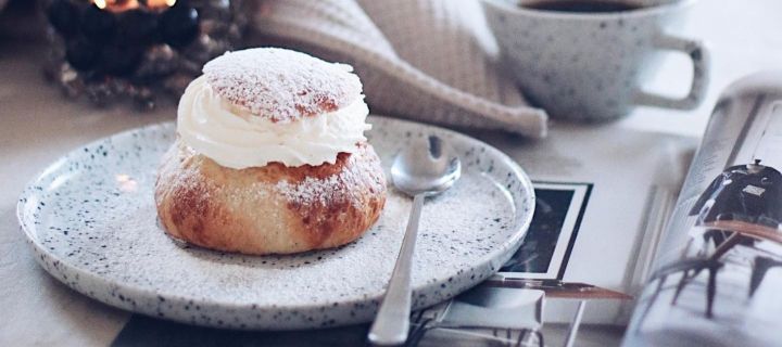 Populære svenske bakverk er semlor - gjærruller fylt med marsipan og krem, som du her kan se på en Poppi-tallerken fra Olsson & Jensen hjemme hos den svenske influenceren @picsbyellen.