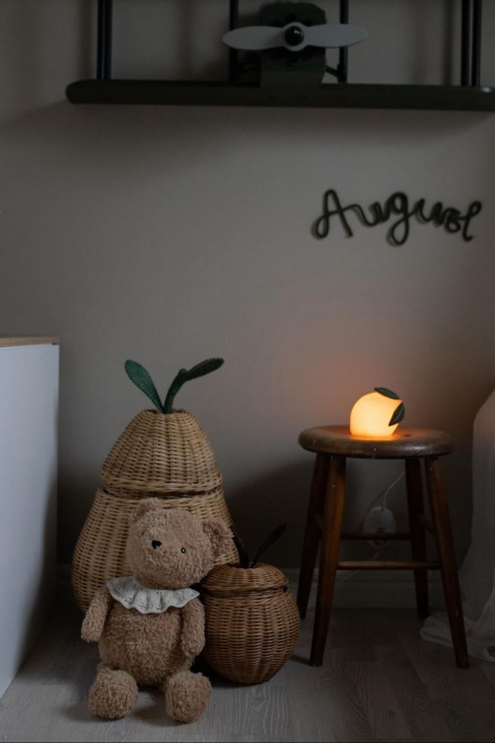 Pæreformet oppbevaringskurv i flettverk sammen med sitronlampen og en teddybjørn fra Ferm Living. Oppbevaringskurver er ideelle gaveidéer til babyshower.