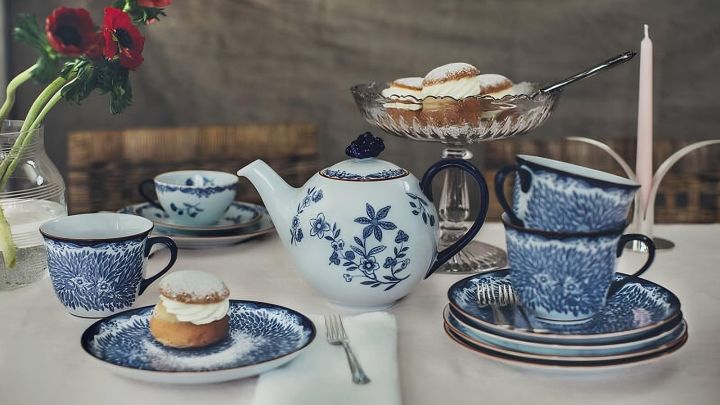 Semlor er også et yndet svensk bakverk. Her kan du se en på typisk kaffeservise fra Rörstrands Ostindia-kolleksjon.