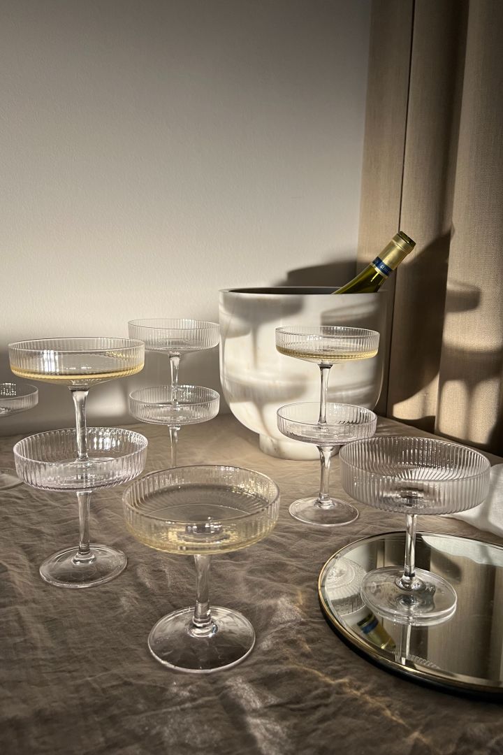 Ripple champagneglass 2-pakning fra Ferm Living er den perfekte bryllupsgaven til brudeparet som liker sprudlevann!