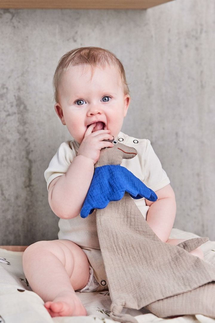 Hunsi Dog koseteppe fra OYOY kan også brukes av babyer som en kosebamse takket være hundens hode, noe som gjør det til en allsidig gaveidé til babyshower.