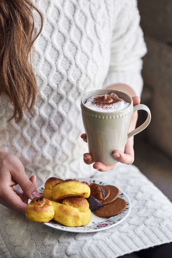 Server tradisjonelle lussekatter på Rörstrands Swedish Grace Winter-tallerkener, og nyt en kopp varm sjokolade fra Scandi Livings Dots-krus.