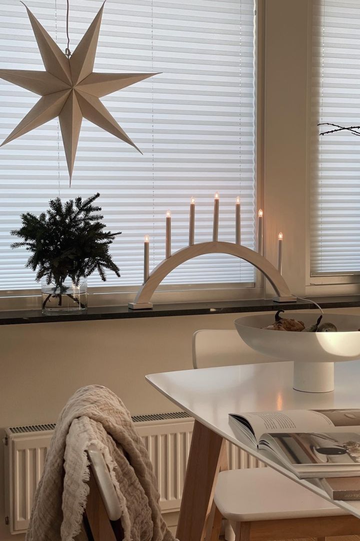 Her kan du se en enkel skandinavisk vinduskarmpynt til jul. @myyjapandihomee har hengt opp en Bare adventsstjerne fra Scandi Living i vinduet og pyntet vinduskarmen med gran og adventsstaken Sky fra Scandi Living.