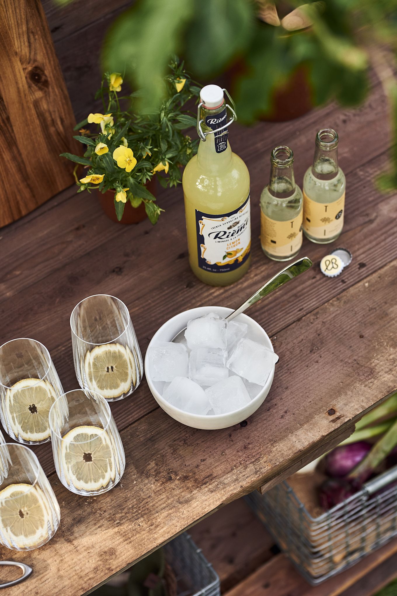 Lag en lemonade i sommer, her i høye glass fra Georg Jensen. 