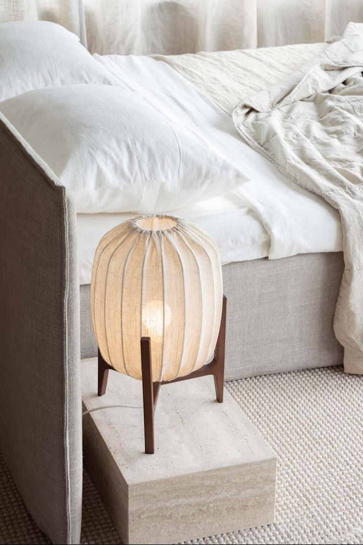 Prisma bordlampe fra Watt & Veke er en liten bordlampe med tre treben og en transparent stoffskjerm i hvitt. En stemningsfull og dekorativ soveromslampe som er like fin å plassere på nattbordet som den er i vinduet.