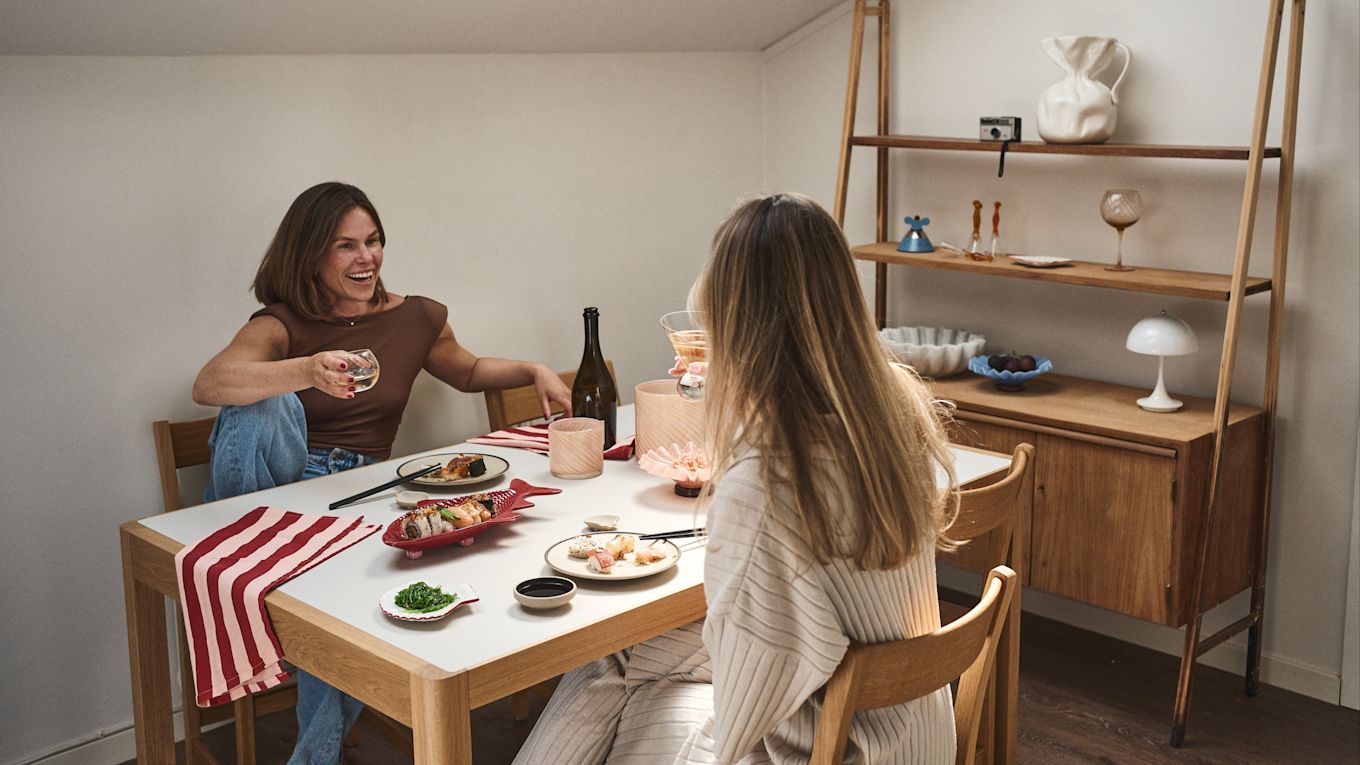 Med Byon-porselen, glass, detaljer og tekstiler kan du skape en herlig sushi-middag midt i uken. Dekk bordet med fint servise, servietter og små glass for å tilføre en touch av glamour til hverdagen din.