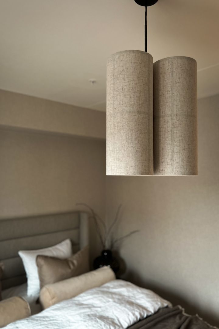 Influenser Helene Wold @villanyhus har innredet soverommet med en minimalistisk beige Hashira taklampe fra Menu som gir et behagelig lys.