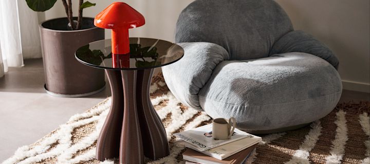3D printede møbler er et miljøvennlig valg fra Ekbacken Studios, her ser du en stue med Eel loungestolene og Octopus sidebordene.