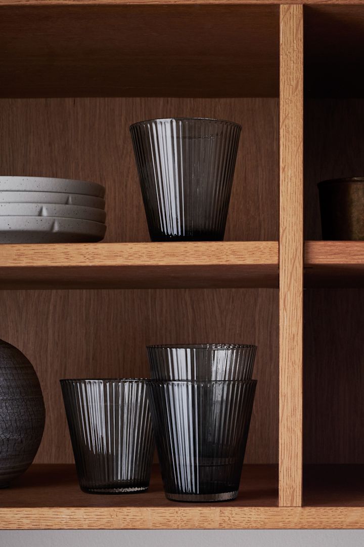 Interiør i riflet glass er en av årets trender, hvor Grand Cru vannglass fra Rosendahl blir en stilig detalj i vitrineskapet med sin grå nyanse.