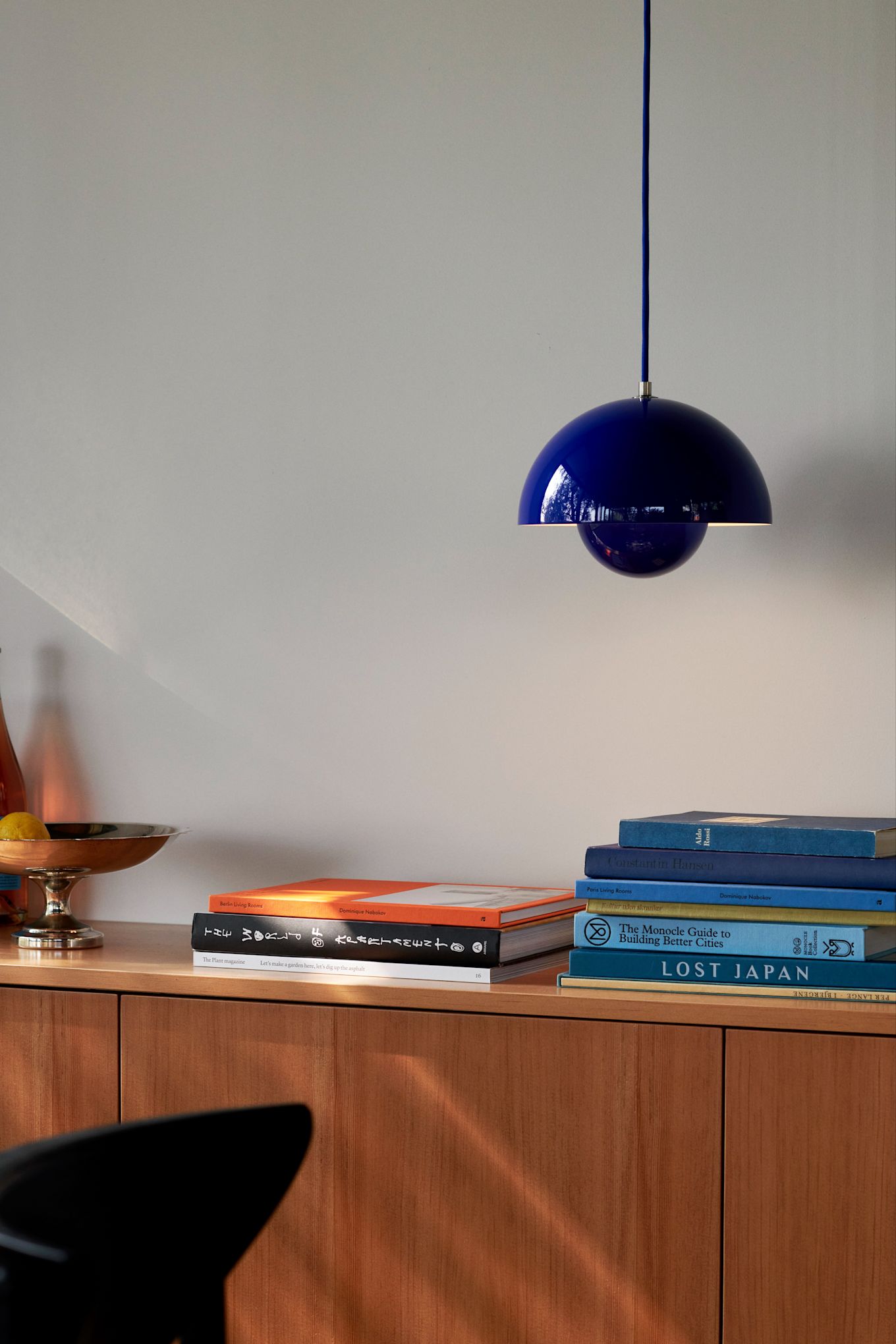 Taklampe stue - bildet viser den klassiske taklampen Flowerpot VP1 fra &Tradition i fargen koboltblå, her hengende over skjenken i teak.